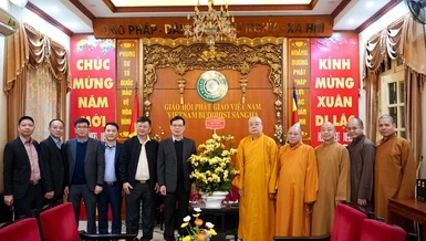 Phái đoàn Ban Tuyên giáo và Dân vận T.Ư thăm và chúc Tết chư tôn đức lãnh đạo GHPGVN tại chùa Quán Sứ