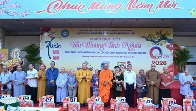 Ban Tổ chức trao quà đến bà con khó khăn trên địa bàn P.Vũng Tàu