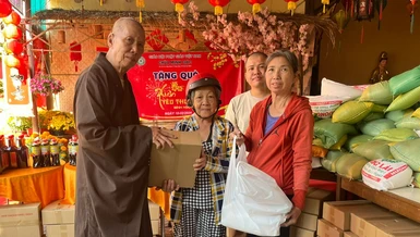 Hòa thượng Thích Giác Trí, viện chủ chùa Minh Giác trao quà Tết đến những hộ nghèo tại P.Hiệp Bình, TP.HCM