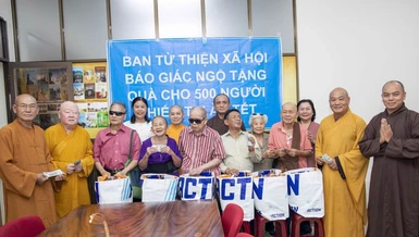 Trao quà Tết đến người mù, người nghèo tại Tòa soạn Báo Giác Ngộ 