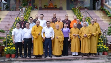 Phái đoàn lãnh đạo Thành phố chụp ảnh lưu niệm tại thiền viện Quảng Đức - Ảnh: Bảo Toàn/BGN