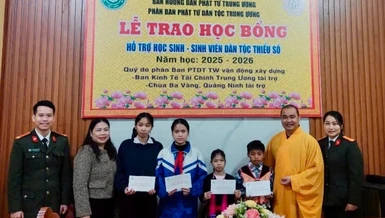 Phân ban Phật tử Dân tộc T.Ư trao học bổng cho học sinh người đồng bào dân tộc thiểu số