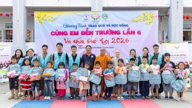 Ban Tổ chức trao quà cho học sinh trong Chương trình "Cùng em đến trường" lần 6