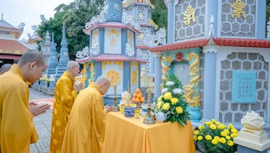 Trưởng lão Hòa thượng Thích Thiện Nhơn dâng hương tại Bảo tháp Trưởng lão Hòa thượng Thích Minh Nguyệt