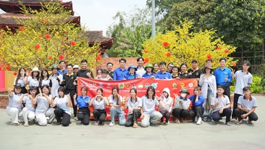 Các bạn trẻ hoạt động ở Trạm tiếp sức nghĩa tình