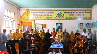 Phái đoàn Ban Trị sự Phật giáo tỉnh thăm các tự viện vùng biên giới nhân Tết Bính Ngọ