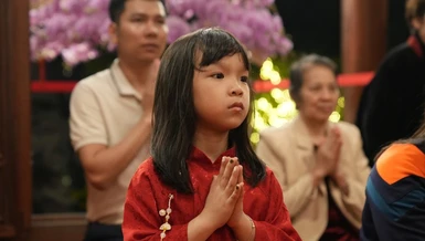 Phật tử đón giao thừa ở chùa Bằng