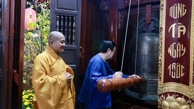 Nguyên Chủ tịch nước Trương Tấn Sang gióng chuông đầu Xuân Bính Ngọ