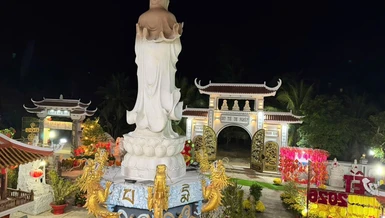 Khuôn viên Quan Âm lộ thiên