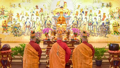 Chư vị đàn chủ niêm hương tại Lễ khai đàn Pháp hội Dược Sư "Tiêu tai diên thọ - kỳ quốc thái dân an - nguyện phong điều vũ thuận" - Ảnh: Quảng Đạo/BGN