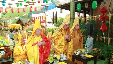 Chư tôn đức niêm hương bạch Phật