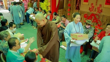 Đại đức Thích Minh Ân trao quà đến người khiếm thị