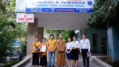 Đoàn đến thăm và trao quà tại Bệnh viện Đa khoa Củ Chi