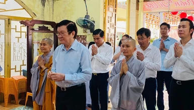 Nguyên Chủ tịch nước Trương Tấn Sang dâng hương Tam bảo tại chùa Tân Phước