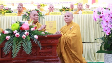Trưởng lão Hòa thượng Thích Thiện Pháp trao Bằng tốt nghiệp cho Tăng sinh