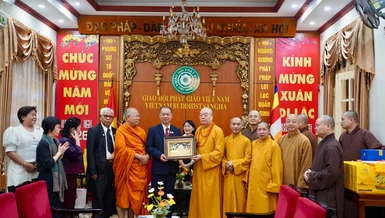 Trao quà lưu niệm