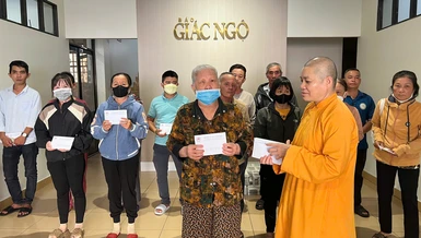  Ni sư Thích nữ Thông Liên thay mặt bạn đọc và nhà hảo tâm trao tiền đến bệnh nhân nghèo