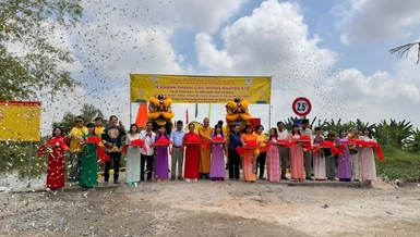 Đoàn cắt băng khánh thành cầu Tường Nguyên 570, tại ấp Vĩnh Hòa 1
