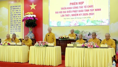 Thượng tọa Thích Quảng Tâm chủ trì, điều hành buổi họp của Ban Trị sự