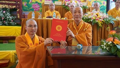 Hòa thượng Thích Bảo Nghiêm trao Bằng tốt nghiệp Lớp đào tạo Giảng sư, do Ban Hoằng pháp T.Ư tổ chức