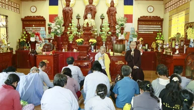 Hòa thượng Thích Chơn Nguyên động viên bà con khiếm thị vươn lên trong cuộc sống