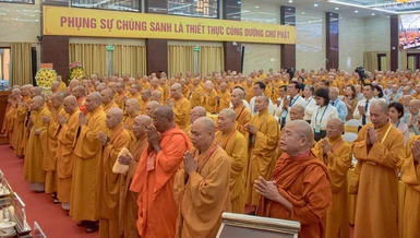 Chư tôn đức trong nghi thức chào Quốc kỳ - Đạo kỳ