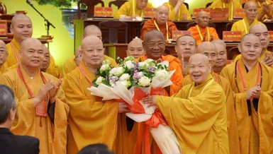 Trưởng lão Hòa thượng Thích Thiện Nhơn trao hoa chúc mừng đến Hòa thượng Thích Lệ Trang, tân Trưởng ban Trị sự Phật giáo TP.HCM nhiệm kỳ 2026-2031 - Ảnh: Bảo Toàn/BGN