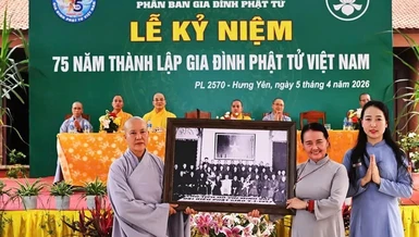 Cư sĩ Diệu Nhân trao ảnh Bác Hồ lưu niệm đến Gia đình Phật tử tỉnh Hưng Yên