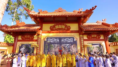 Chư Tăng thực hiện khánh thành tam quan chùa Bửu Thọ sau một năm thi công