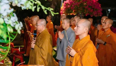 Chư tôn đức dâng hương tại Quán Âm Phật Đài
