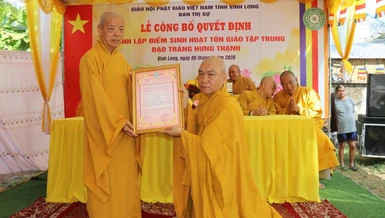 Hòa thượng Thích Trí Minh trao quyết định thành lập và phân công nhân sự đến Thượng tọa Thích Trí Thanh