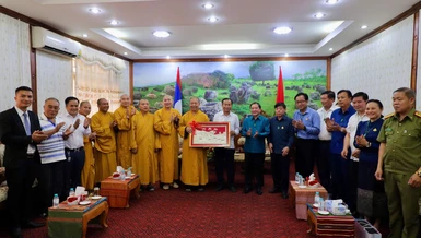 Đoàn chúc Tết cổ truyền Bunpimay tại Ủy ban Nhân dân tỉnh Xiêng Khoảng, Lào
