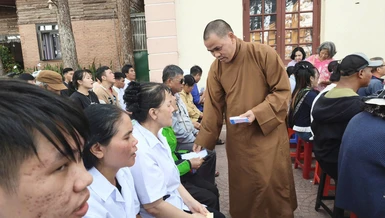 Thượng tọa Thích Thiện Thông trao quà đến bà con khó khăn, tại điểm chùa Thanh Sơn