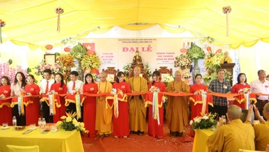 Cắt băng khánh thành chùa Ba Đông