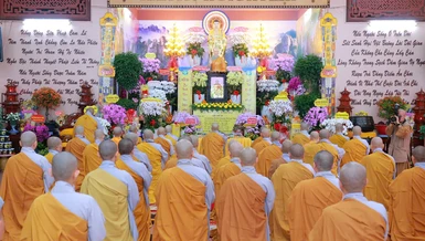 Chư Ni đảnh lễ Giác linh Ni trưởng Thích nữ Chí Kiên