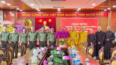Thượng tọa Thích Phước Nguyên chúc mừng Ngày truyền thống lực lượng An ninh nội địa - Ảnh: Lâm Huy