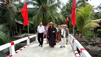 Đoàn từ thiện khánh thành cầu bê-tông tại ấp Phú Đông 1, xã An Định, tỉnh Vĩnh Long