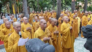 Chư tôn đức dâng hương trước bảo tháp Sơ Tổ Hiển Kỳ và chư vị Tổ sư