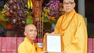 Thượng tọa Thích Quảng Lộc trao quyết định bổ nhiệm đến Đại đức Thích Quảng Hiếu