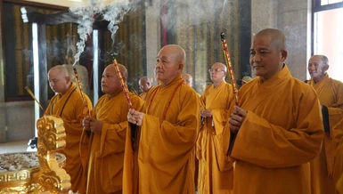 Chư tôn đức Ban Trị sự tỉnh Tây Ninh dâng hương, tri ân các anh hùng liệt sĩ nhân Đại hội đại biểu Phật giáo tỉnh lần thứ I