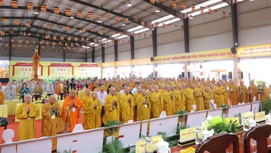 Đại biểu trong nghi thức chào Quốc kỳ - Đạo kỳ - Ảnh: Ban TT-TT Phật giáo tỉnh Tây Ninh