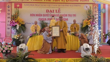 Hòa thượng Thích Thanh Vân trao quyết định đến Sư cô Thích An Nhẫn