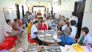 Khu vực khám mắt và tặng kính cho bà con nghèo
