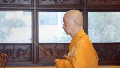 Đức Đệ tứ Pháp chủ GHPGVN niêm hương bạch Phật tại chánh điện Việt Nam Quốc Tự - Ảnh: Bảo Toàn/BGN
