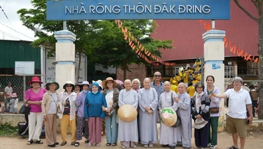 Đoàn từ thiện tại Nhà rông thôn Đăk Đring