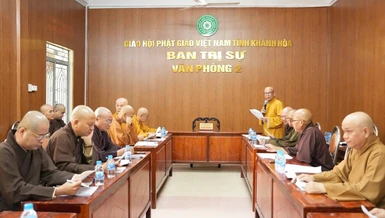 Thượng tọa Thích Hạnh Huệ chủ trì buổi họp