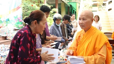 Đại diện đoàn trao quà đến người nghèo