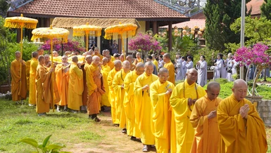 Môn đồ pháp quyến cung thỉnh nhục thân Trưởng lão Hòa thượng Thích Minh An từ thiền thất đến Giác linh đường nhập kim quan