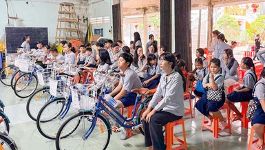 22 em đoàn sinh đang sinh hoạt tại các Gia đình Phật tử trên địa bàn tỉnh được tặng xe đạp
