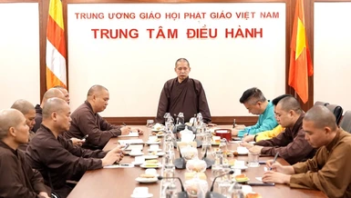 Thượng tọa Thích Thanh Tuấn chủ trì buổi họp thảo luận công tác tổ chức Đại lễ Phật đản, tại chùa Quán Sứ